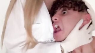 Saix gode segato dall'infermiera Michelle