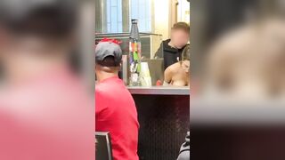 Anteprima del video: Scopata al bar sotto gli occhi di tutti