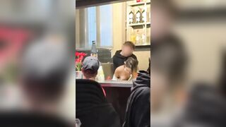 Scopata al bar sotto gli occhi di tutti