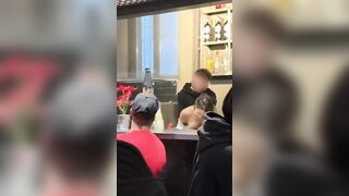 Scopata al bar sotto gli occhi di tutti