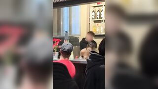 Scopata al bar sotto gli occhi di tutti