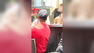 Scopata al bar sotto gli occhi di tutti