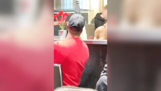 Scopata al bar sotto gli occhi di tutti