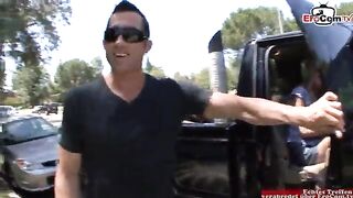 Giovane e bella biondina catturata in strada