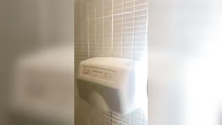 Al suo compleanno nel bagno delle donne lei lo succhia