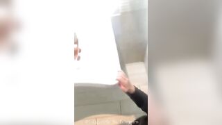 Al suo compleanno nel bagno delle donne lei lo succhia