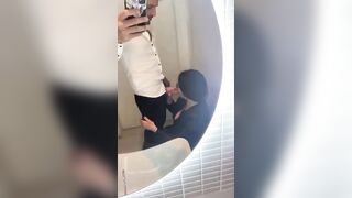Anteprima del video: Al suo compleanno nel bagno delle donne lei lo succhia