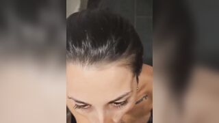 La cagna italiana attende la sua merenda di sborra