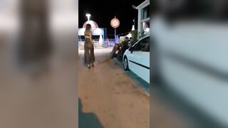 La filmo che fa la troia seminuda in spiaggia