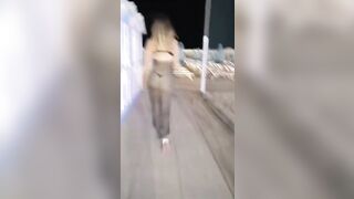 La filmo che fa la troia seminuda in spiaggia