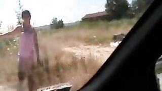 Carica una battona in campagna e assieme scopano