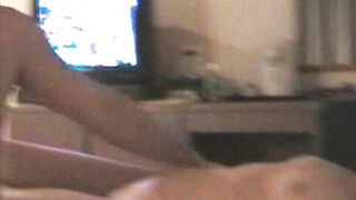 Una ragazza filma la sua amica scopata sotto la doccia