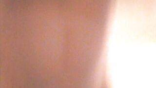 Una ragazza filma la sua amica scopata sotto la doccia