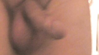 Una ragazza filma la sua amica scopata sotto la doccia