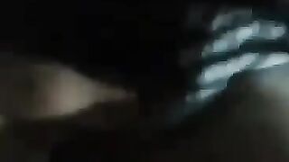 Amiche in bagno si toccano