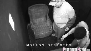 Black Stripper mostra un uomo più anziano