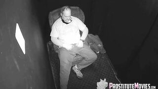 Black Stripper mostra un uomo più anziano