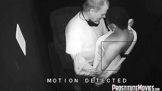 Black Stripper mostra un uomo più anziano