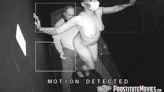 Black Stripper mostra un uomo più anziano