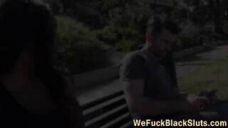 Giovane troietta nera attrae un bianco