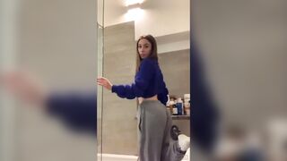 Teen italiana ci mostra il culo