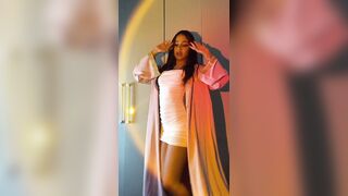 In mostra su tiktok per catturare segaioli