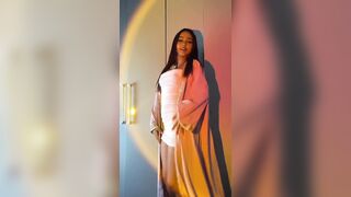 In mostra su tiktok per catturare segaioli