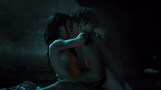 Ragazza dei quartieri spagnoli scopa in spiaggia