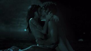 Anteprima del video: Ragazza dei quartieri spagnoli scopa in spiaggia