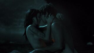 Ragazza dei quartieri spagnoli scopa in spiaggia