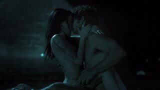 Ragazza dei quartieri spagnoli scopa in spiaggia