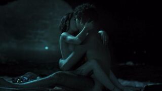 Ragazza dei quartieri spagnoli scopa in spiaggia