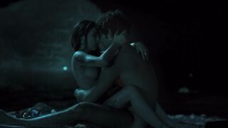 Ragazza dei quartieri spagnoli scopa in spiaggia