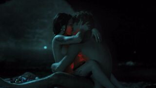 Ragazza dei quartieri spagnoli scopa in spiaggia