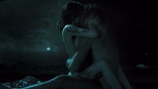 Ragazza dei quartieri spagnoli scopa in spiaggia