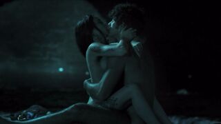 Ragazza dei quartieri spagnoli scopa in spiaggia