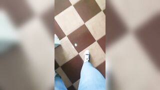 Patrigno scopa la figliastra in bagno