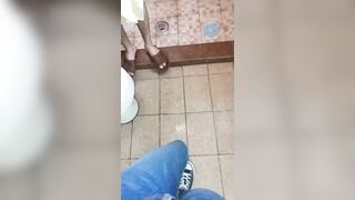 Patrigno scopa la figliastra in bagno