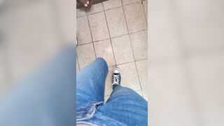 Patrigno scopa la figliastra in bagno