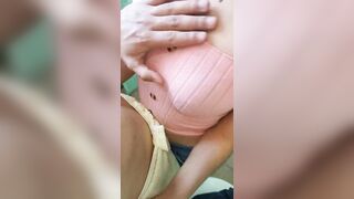 Patrigno scopa la figliastra in bagno