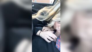 Pompino in macchina davanti al supermercato