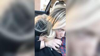 Pompino in macchina davanti al supermercato