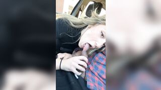 Pompino in macchina davanti al supermercato