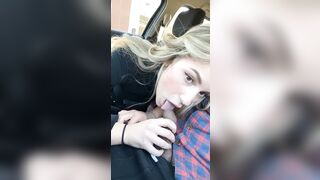 Pompino in macchina davanti al supermercato