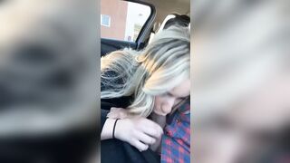 Pompino in macchina davanti al supermercato