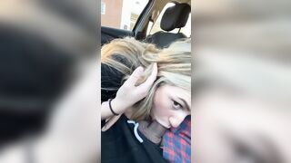 Pompino in macchina davanti al supermercato