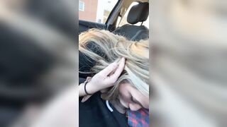 Pompino in macchina davanti al supermercato