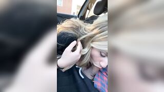 Pompino in macchina davanti al supermercato