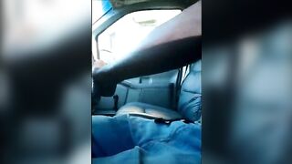 La puttanona bionda sale sull'auto di un nero