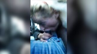 La puttanona bionda sale sull'auto di un nero